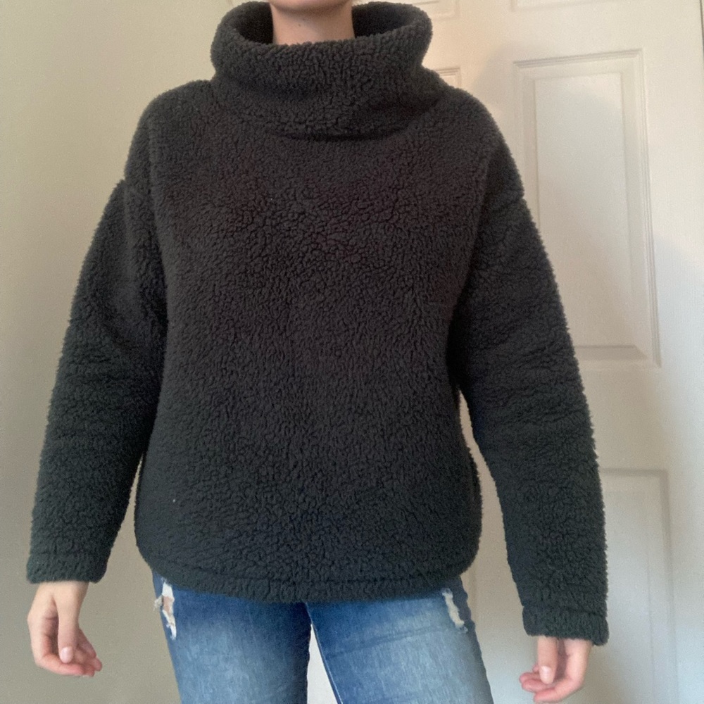 Green fuzzy turtle neck fleece. Perfect for winter.
